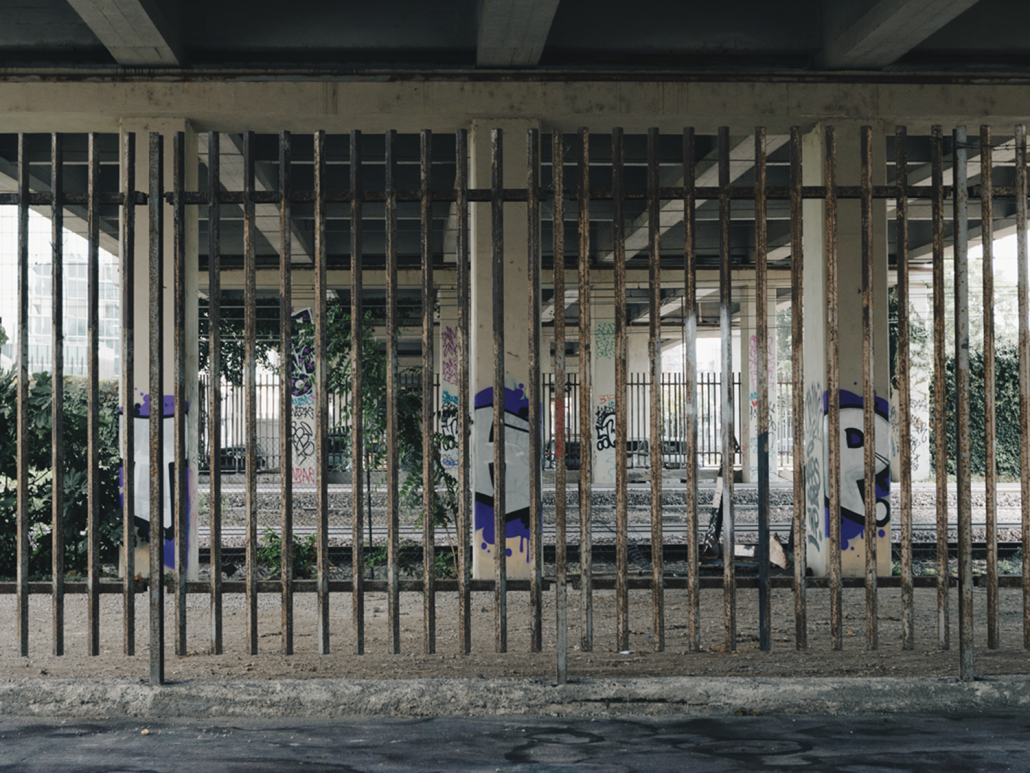 Alt: Mai+ Bologna - Opera dal titolo «1969 - liberamente ispirata» - foto dal vivo dell‘opera: si tratta di un‘incisione in intonaco bianco sul muro di un palazzo il cui intonaco di base è color terra bruciata, e ne compone una parte a mezzaluna sull’angolo del palazzo stesso